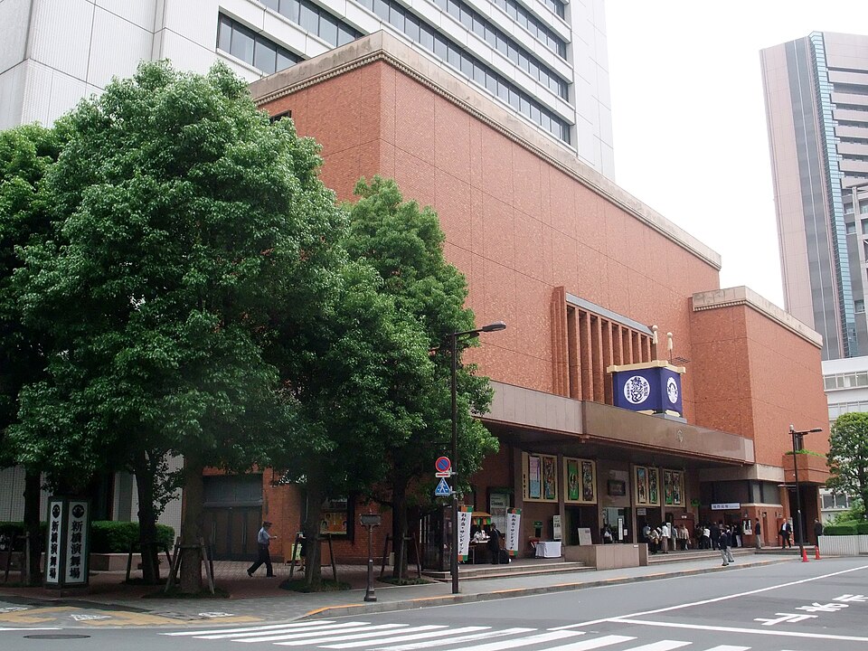 街路越しに見る新橋演舞場の外観と入口