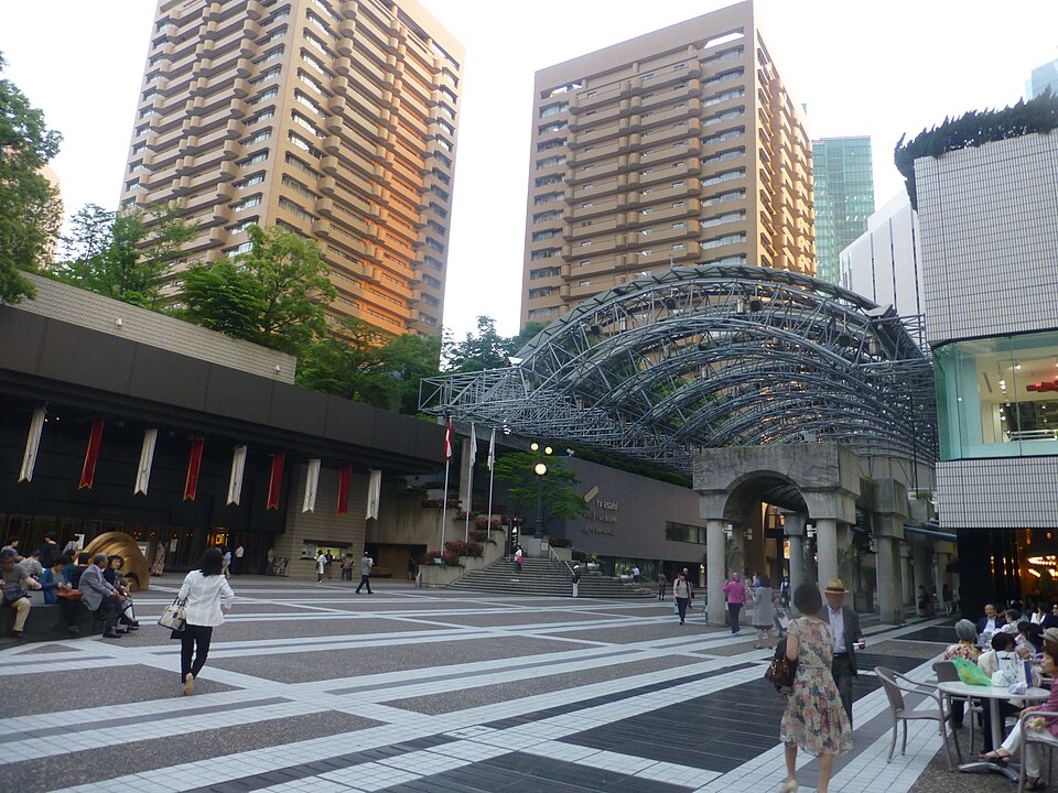 サントリーホールの外観とアーク・カラヤン広場、周囲の建物と大きな屋根