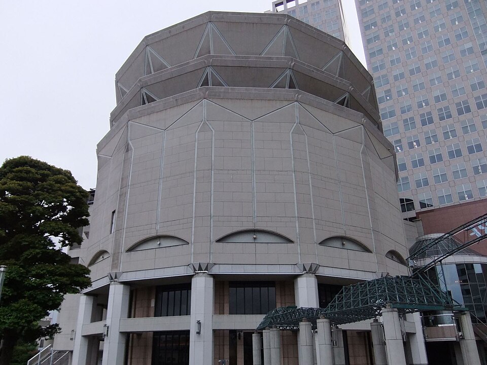 シーフォートスクエアの高層棟に接し、多角形の外壁を持つ天王洲 銀河劇場