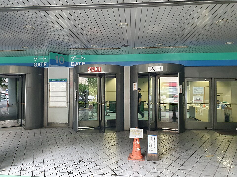 東京ドームの回転扉と入口前の空間