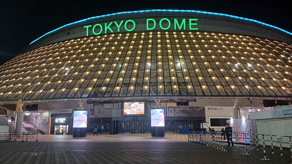 夜の東京ドームの外観と入口前の広場