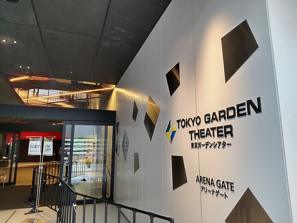 東京ガーデンシアターのアリーナゲート前にある名称表示と扉