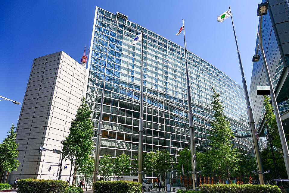 東京国際フォーラムのガラス棟を街路側から見た外観