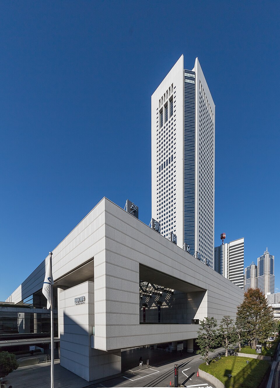 青空の下に立つ東京オペラシティタワーと、手前の低層の新国立劇場