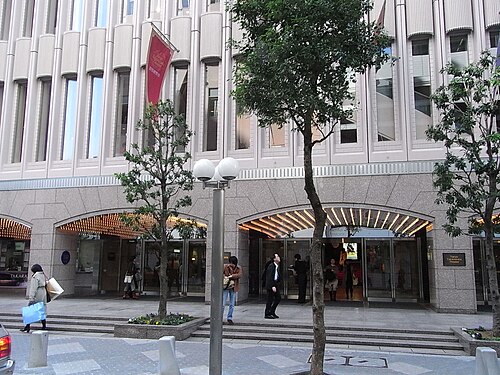 街路から見た東京宝塚劇場の扇形の庇が付いた入口と外壁