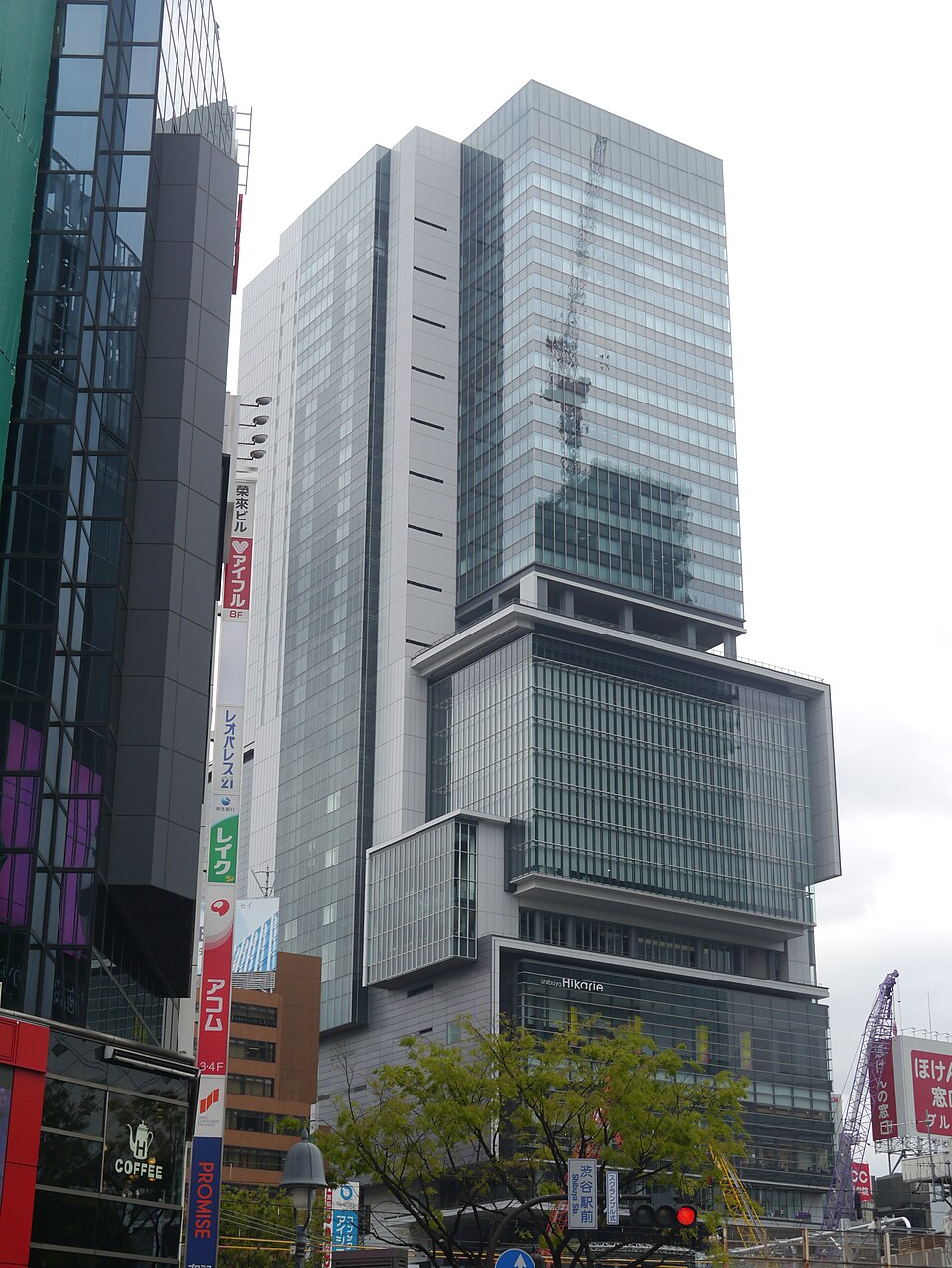 ガラス張りの高層部と張り出した低層部を持つ渋谷ヒカリエの外観