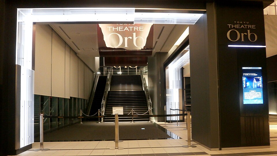 Orbの館名表示と、その奥に階段が続く渋谷ヒカリエ11階の劇場エントランス