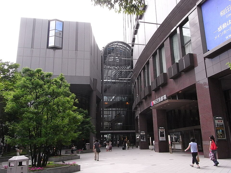 梅田芸術劇場の入口看板と建物の間のアプローチ