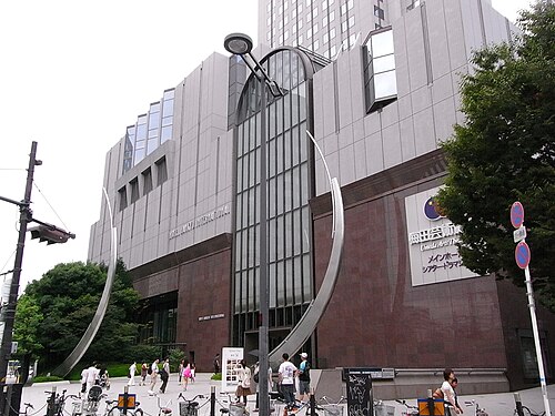 茶屋町の歩道から見た梅田芸術劇場の外壁とガラス張りの建物