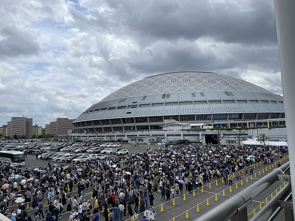 バンテリンドームナゴヤの屋根全体と来場者が集まる前広場