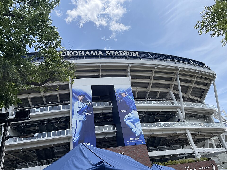 横浜スタジアムの球場名と上階のスタンド構造が見える外観