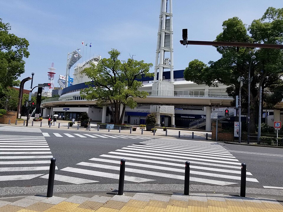 道路と横断歩道の向こうに見える横浜スタジアムと周辺の木々