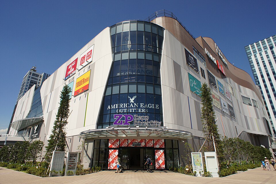 ダイバーシティ東京プラザの壁面にZepp DiverCityの看板と入口が見える外観