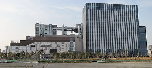 広い空間の向こうにダイバーシティ東京プラザの低層部と隣接する高層棟が見える街並み