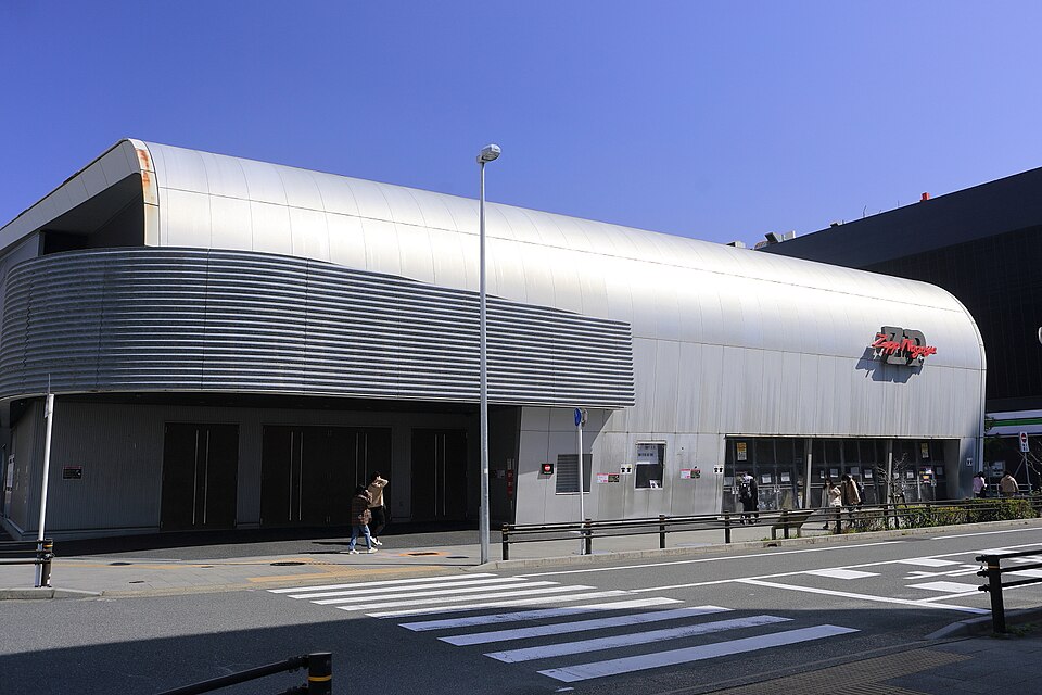 銀色の丸い屋根とZepp Nagoyaの看板がある建物、手前の横断歩道