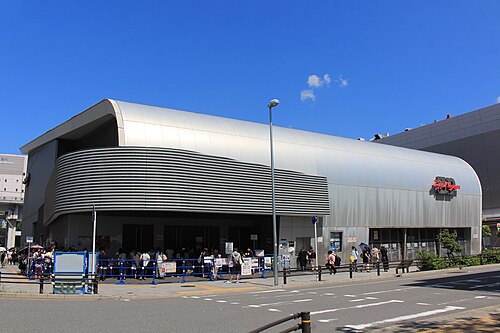 Zepp Nagoyaの建物正面と歩道沿いに立つ来場者、周囲の道路