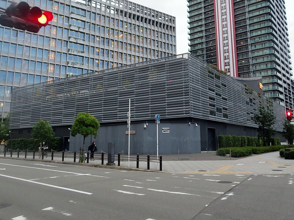 横格子の外壁とZeppの看板があるZepp Nambaの建物、周囲の交差点と高層ビル