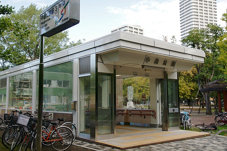 中島公園駅の名称が見える3番出入口と周辺の歩道