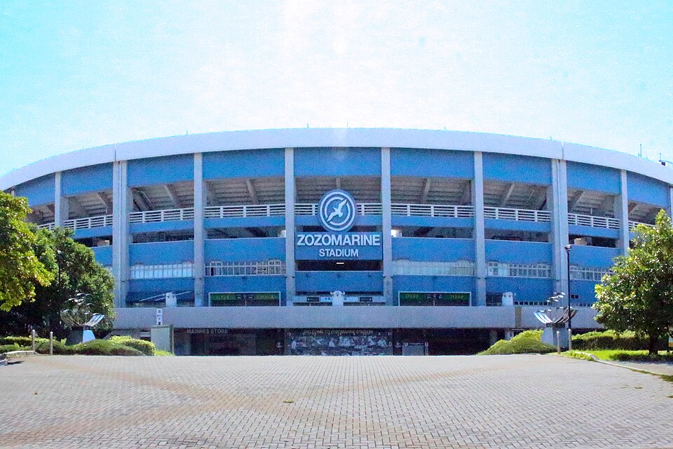 ZOZOマリンスタジアム正面の外観と広場
