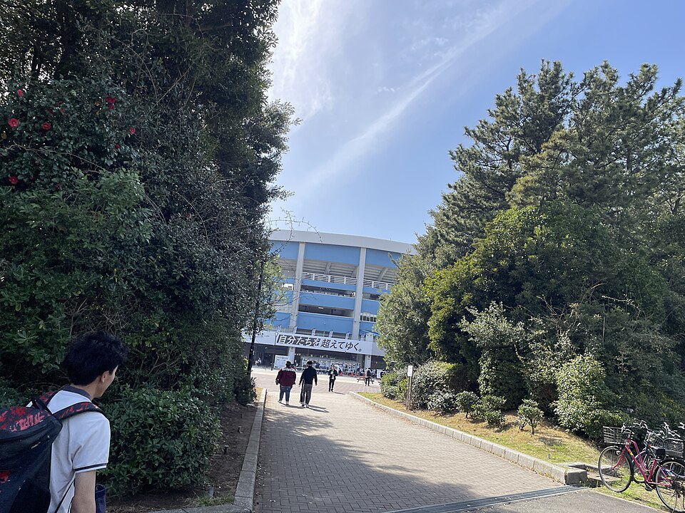 木立の間の歩道から見たZOZOマリンスタジアム